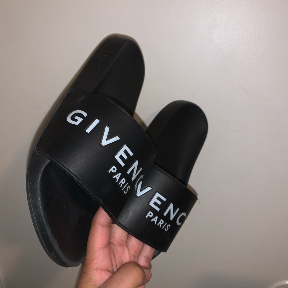 Givenchy - Picture 3 of 3